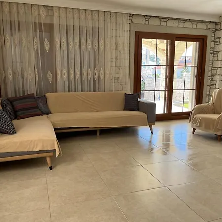 Villa Reisdere Kiralik Havuzlu *