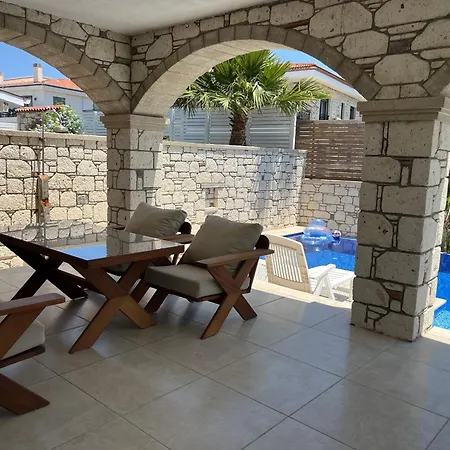 Reisdere Kiralik Havuzlu Villa *