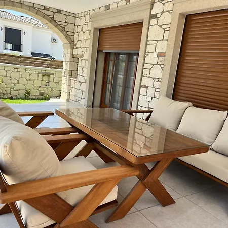 Villa Reisdere Kiralik Havuzlu *