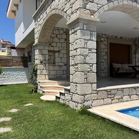 Reisdere Kiralik Havuzlu * Çeşme