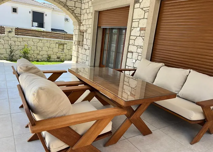 Reisdere Kiralik Havuzlu Кешме