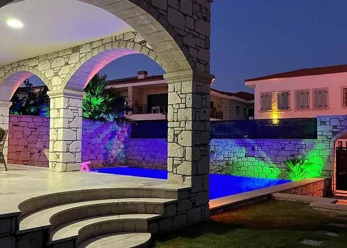 Villa Reisdere Kiralik Havuzlu Çeşme